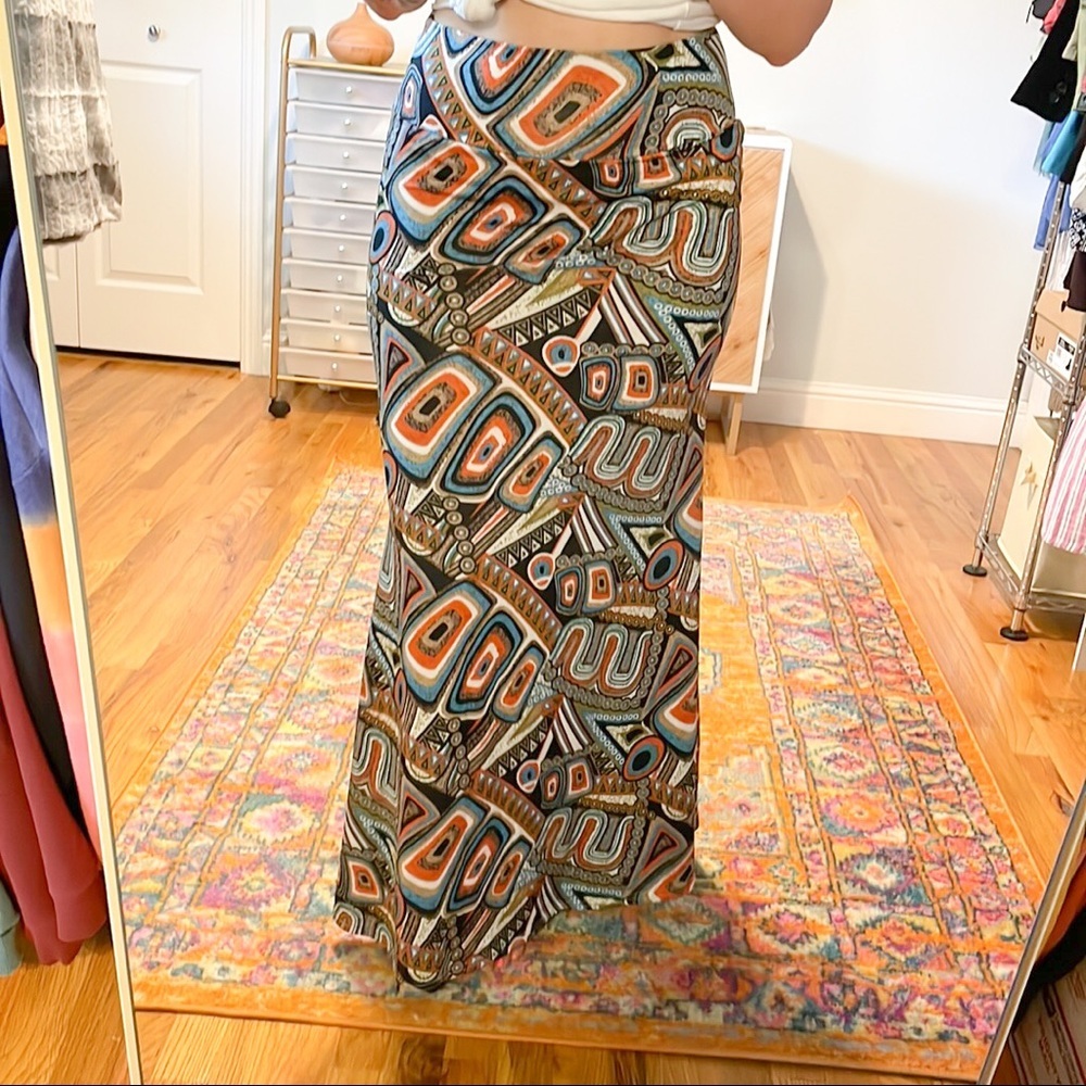 Abstract Patterned Fitted High Waisted Stretch Maxi Skirt - Picture 3 of 7